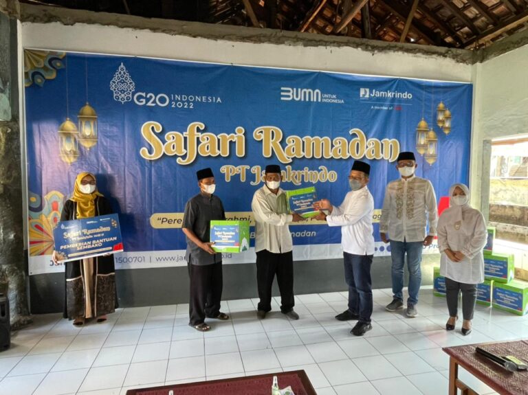 Jamkrindo Bagikan Ribuan Paket Sembako di Cirebon