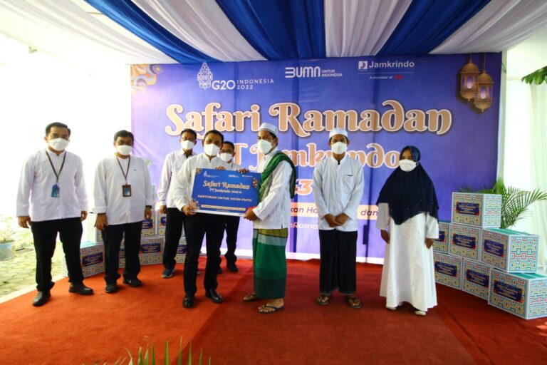 Jamkrindo Bagikan Paket Sembako dan Santunan di Samarinda