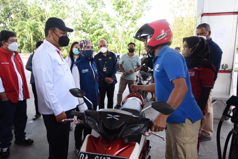 Blusukan ke SPBU, Dirut Pertamina pastikan Suplai BBM berjalan baik