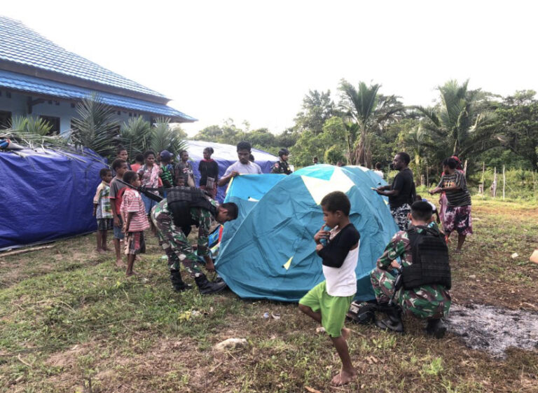 Satgas Yonif 126/KC Berikan Bantuan Sembako Kepada Warga Perbatasan Papua