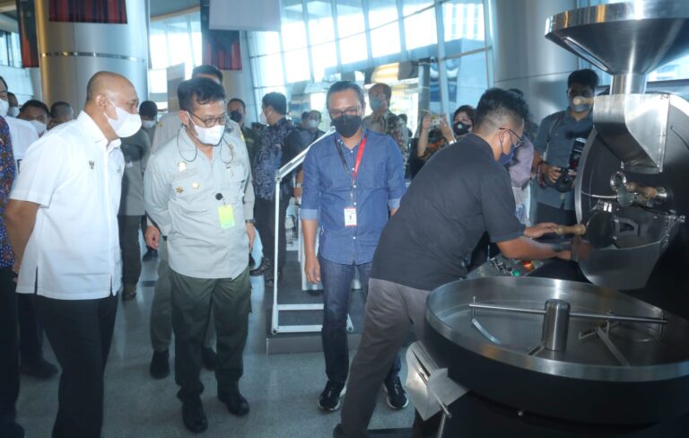 Mentan SYL Bersama Tenten Masduki Tinjau Alsintan Produk Dalam Negeri