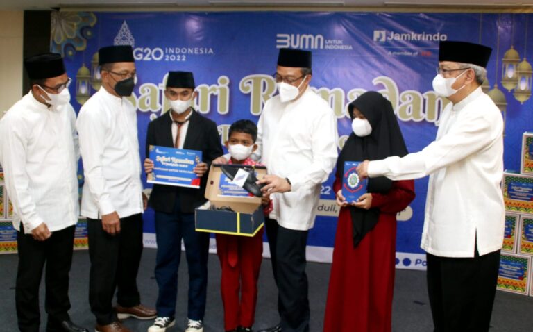 Jamkrindo Bagikan Ribuan Paket Sembako dan Bantuan Sepatu