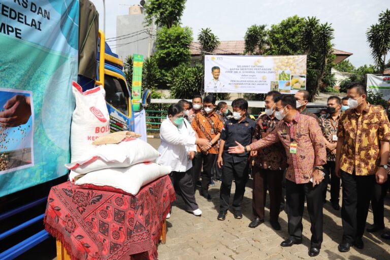 Kementan Bersama Pelaku Usaha Suplai Kedelai Untuk Pengrajin Tahu dan Tempe