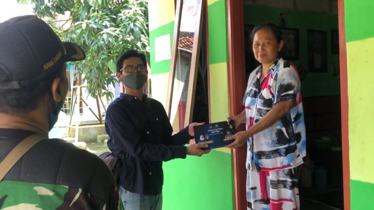 KC Foundation Bersama LMN Subang Door To Door Berbagi Sarung Lebaran