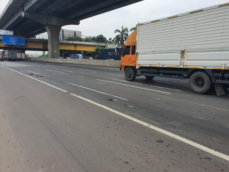 Jasa Marga Lakukan Pekerjaan Rekonstruksi Rigid Pavement di Ruas Jalan Tol Jakarta-Cikampek