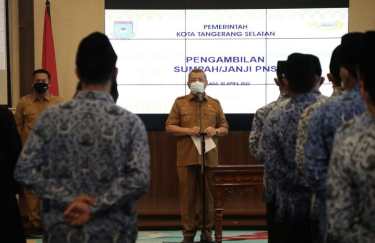 Walikota Tangsel Pimpin Sumpah Jabatan 228 PNS Baru