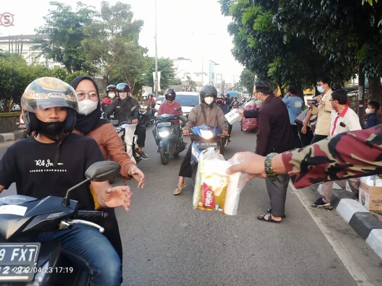 Pemuda Muhammadiyah Bekasi Bagikan 1000 Takjil Gratis