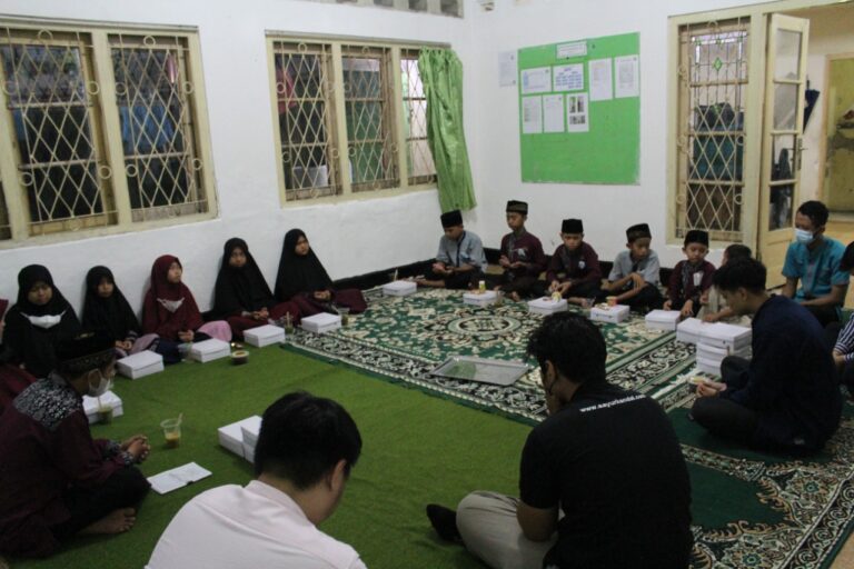 Ngabuburit, Sayur Kendal Gelar Kuis dan Bagi Makanan ke Anak Yatim