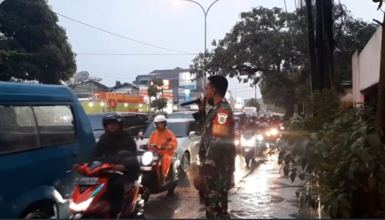 Viral, Aksi Unik Prajurit TNI di Depok Ajak Warga Vaksinasi
