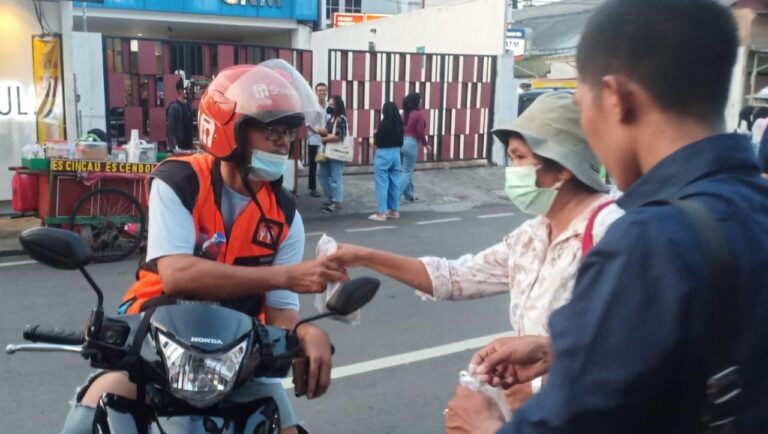 Cari Berkah, Partai UKM Indonesia Bagi Nasi Kotak ke Ojol dan Bajaj