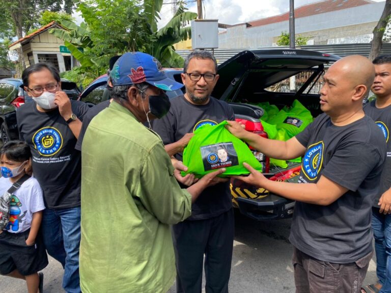 Sebar Sembako di Surabaya, Nama Erick Thohir Dielukan jadi Presiden