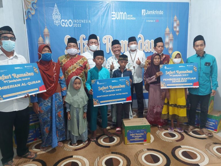 Jamkrindo Bagikan Ribuan Paket Sembako di Semarang