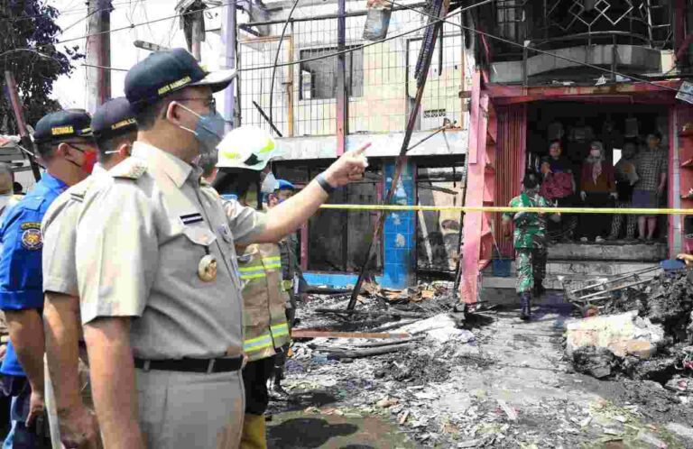 Datangi Lokasi Kebakaran, Anies Pastikan Penyaluran Bantuan Lancar