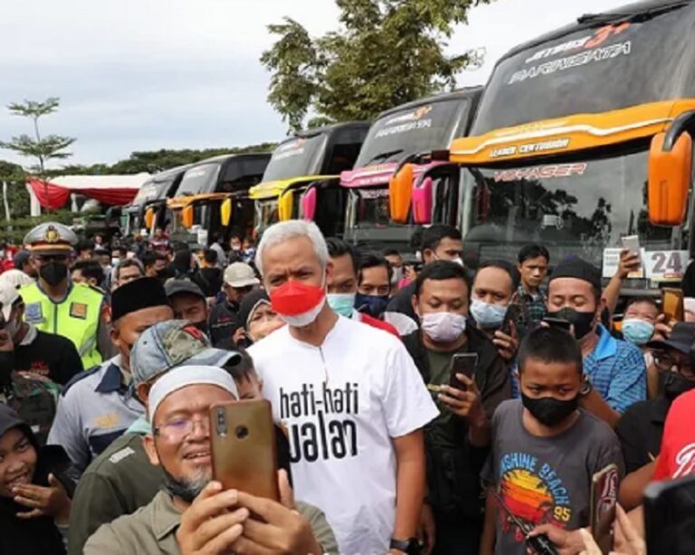 Lepas 5.748 Perantau Mudik Gratis ke Jateng, Ganjar: Hati-hati di Jalan