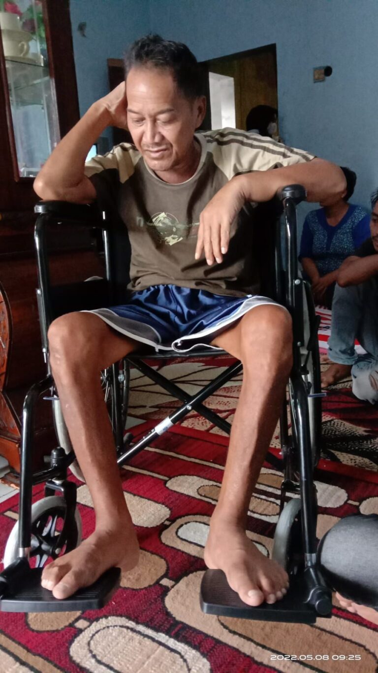 Warga Subang Penderita Lumpuh Tersenyum Haru Terima Bantuan Kursi Roda dari KC Foundation
