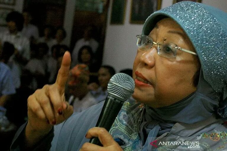 Nyai Hj Lily Khodijah Wahid Tutup Usia