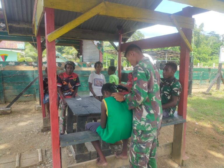 Satgas Yonif 126 Cukur Rambut Anak-Anak Perbatasan Papua