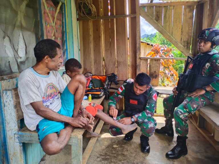 Satgas Yonif 126/KC Kerahkan Tim Kesehatan Gelar Pengobatan Door to Door