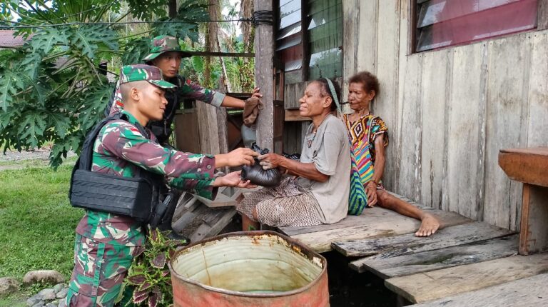Satgas Yonif 126/KC Bantu Atasi Kesulitan Rakyat di Perbatasan RI-PNG