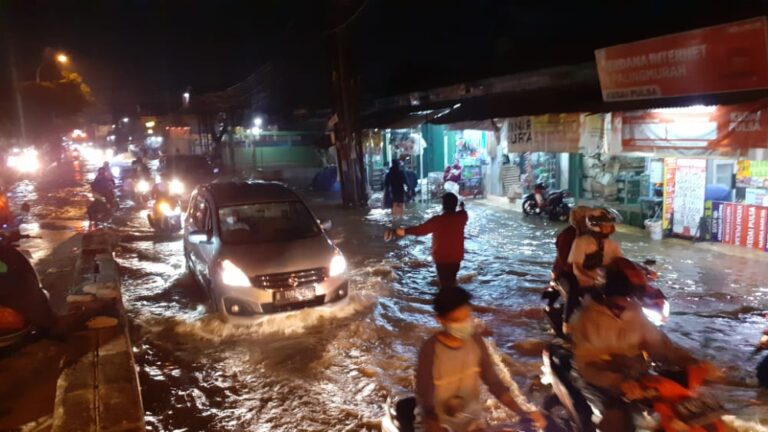 Sempat Surut, Jalan Pramuka Depok Kembali Banjir