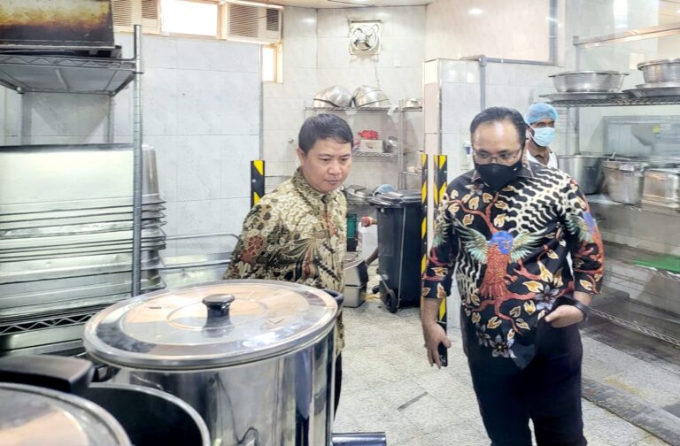 Tinjau Dapur Katering di Madinah, Menag: Ada Juru Masak dan Bahan Baku Indonesia