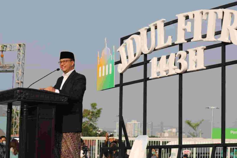 Bareng Anies, Ribuan Warga Jakarta Salat Ied di JIS