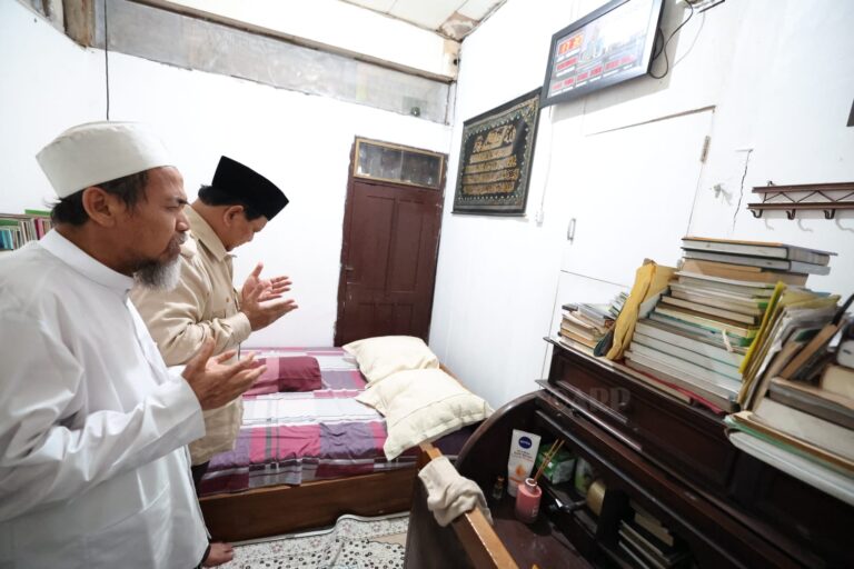 Prabowo Teteskan Air Mata, saat Berdoa di Kamar Mbah Moen