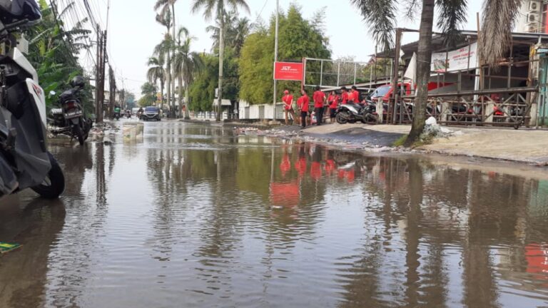 Jalan Pramuka Depok Banjir, Pengendara Mutar Balik