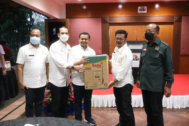 Kendalikan PMK, Mentan SYL Bantu Obat-obatan di Sumedang