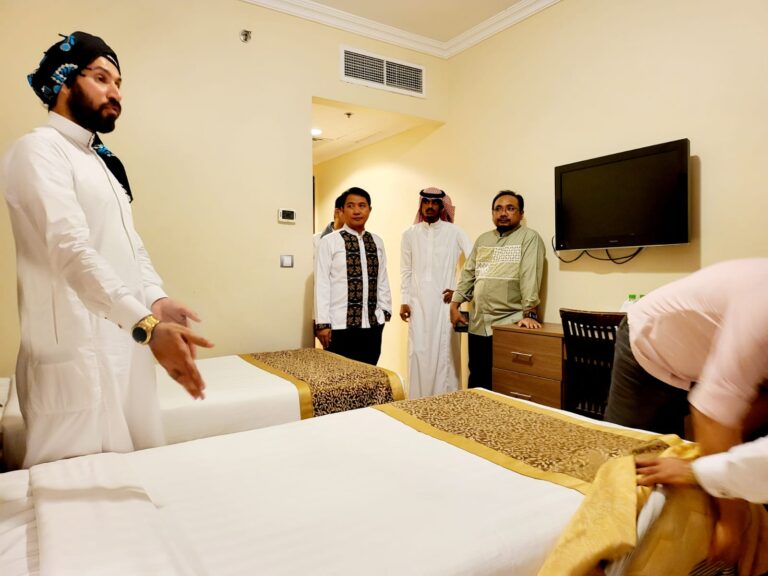 Tinjau Hotel Jemaah di Madinah, Menag: Dekat Nabawi dan Kondisi Siap