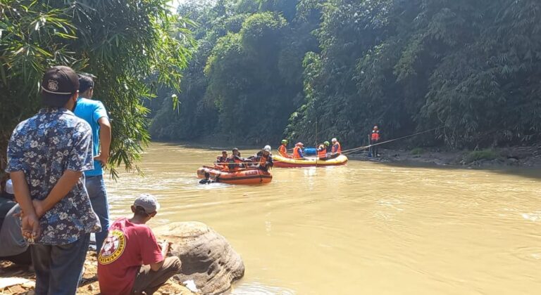 Bocah Tenggelam di Kali Ciliwung Depok Berhasil Ditemukan