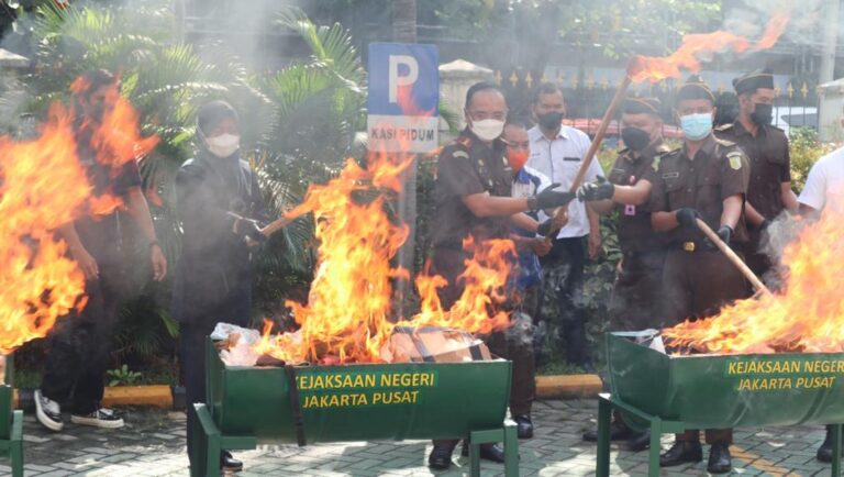 Kejari Jakpus Bakar Barang Bukti Perkara Narkotika