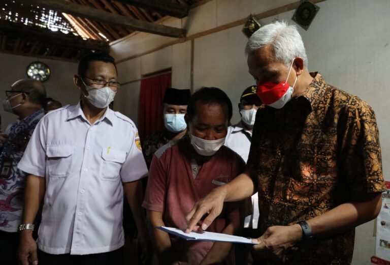 Peduli Lansia, Ganjar Bedah Rumah dan Beri Kursi Roda untuk Mbah Kinem