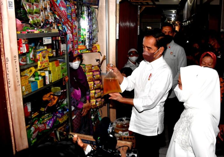 Kunjungi Pasar Muntilan, Jokowi dan Iriana Cek Harga Minyak Curah