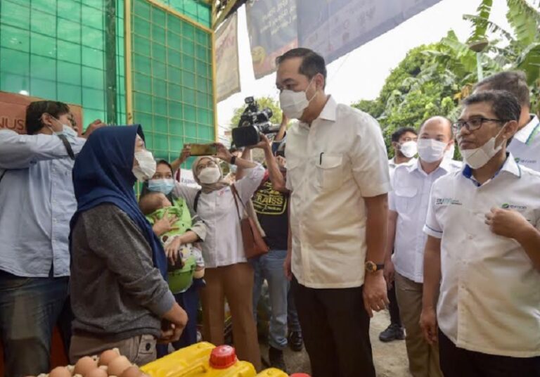 Tinjau MigorRakyat, Lutfi: ini Bentuk Kepedulian Pengusaha Migor