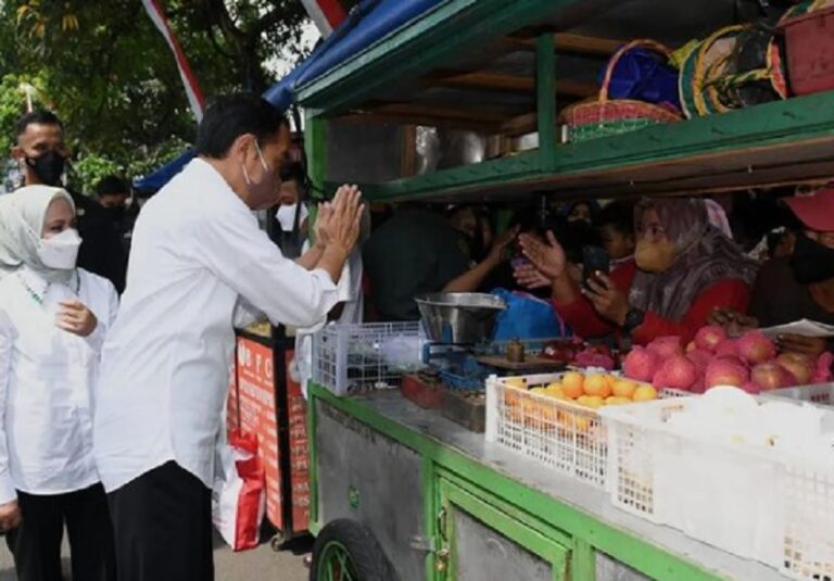 Jumpai Pedagang, Jokowi dan Iriana Bagi Bansos di Pasar Tradisional