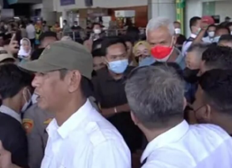 Tiba di Makassar, Ganjar Dikerumuni Warga dan Diteriaki ‘Calon Presiden’