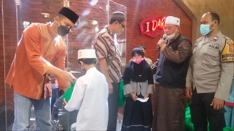 Viral Video Pasangan Homo Bermesraan di Warung WOW, Ternyata Fitnah!