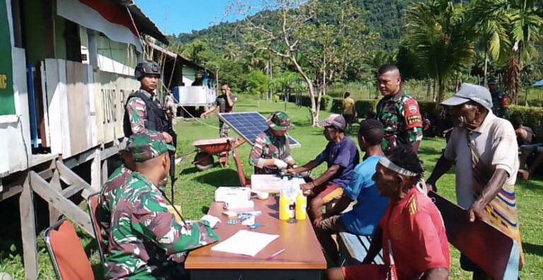 TNI Beri Pelayanan Kesehatan Gratis Untuk Warga Di Perbatasan Papua
