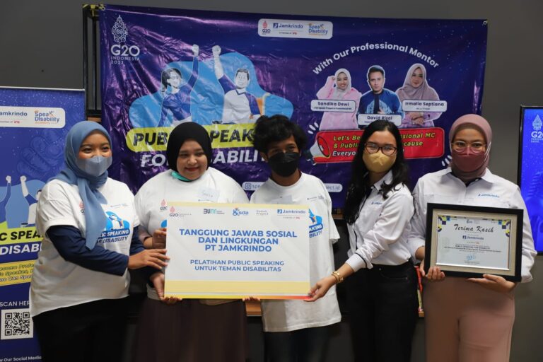 Jamkrindo Berdayakan Disabilitas dengan Pelatihan Public Speaking dan Bantuan Kaki Palsu