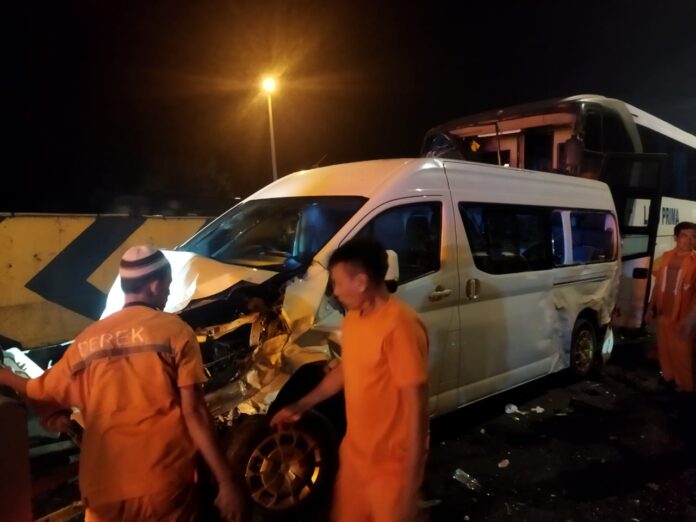 Kecelakaan Bruntun Di Tol Cipularang, Begini Kronologinya - MONITOR