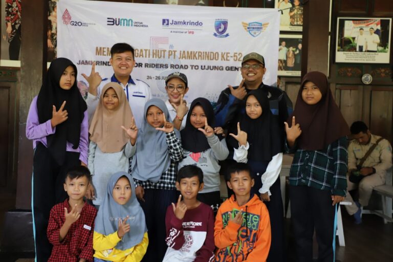 Jamkrindo Tanam Terumbu Karang dan Beri Bantuan Sosial di Ujung Genteng