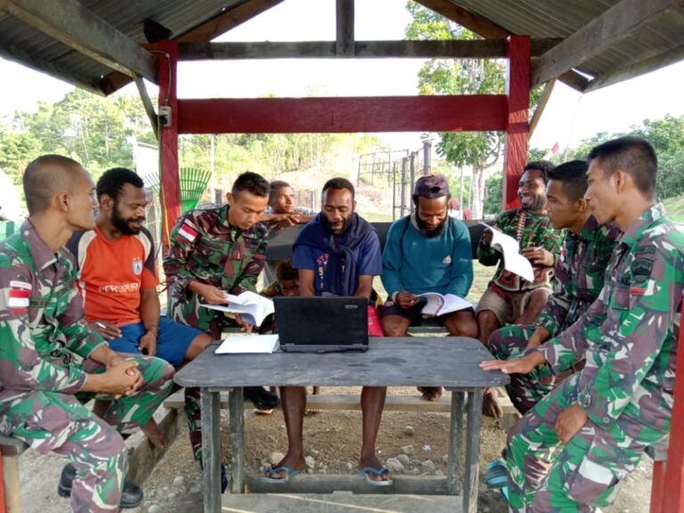 Prajurit TNI Ajarkan Pemuda Papua Operasikan Laptop