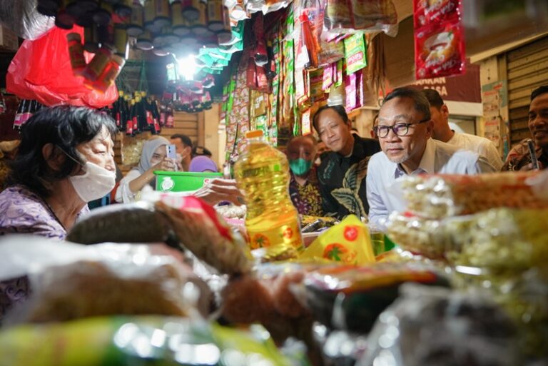 Sidak ke Pasar, Zulhas Akan Turunkan Harga Minyak Goreng