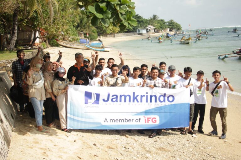 Peringati Hari Lingkungan, Jamkrindo Kolaborasi Gelar Aksi Bersih-Bersih Pantai