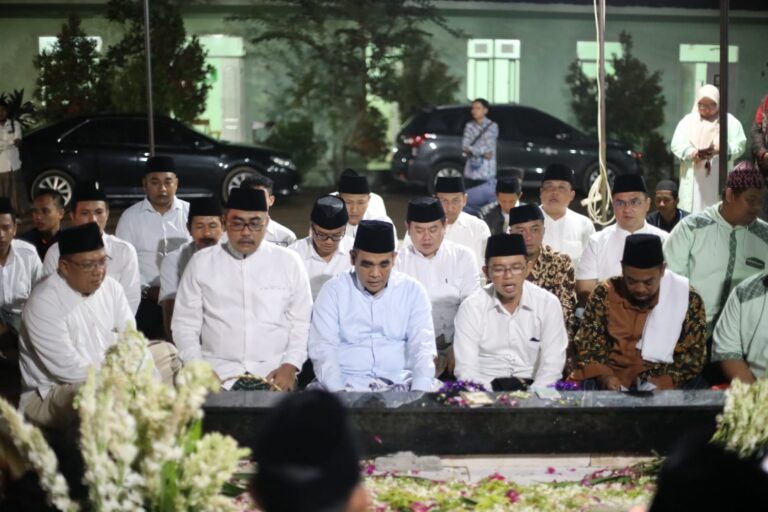 Bareng Waketum PKB, Sekjen Gerindra Ziarah ke Makam Kiai Dimyati Rois