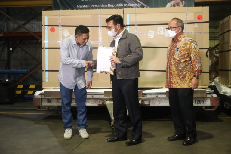 Sampai Dini Hari, Mentan SYL Pantau Kedatangan Vaksin PMK di Bandara Soetta