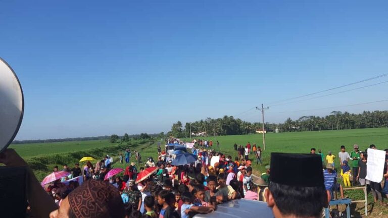 Ratusan Warga Desa Layansari Cilacap gelar Aksi tuntut Kejelasan Status Jalan