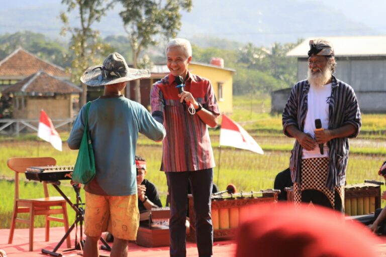Petani di Bergas Lor Curi Perhatian Ganjar, Berdiri Tegap Nyanyi Indonesia Raya
