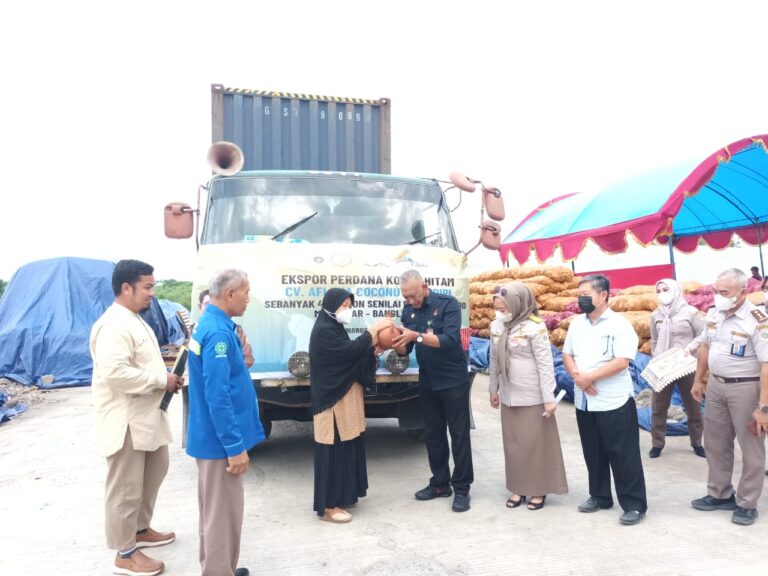 Kementan Lepas Ekspor Perdana Kopra Hitam Asal Sulsel ke Bangladesh
